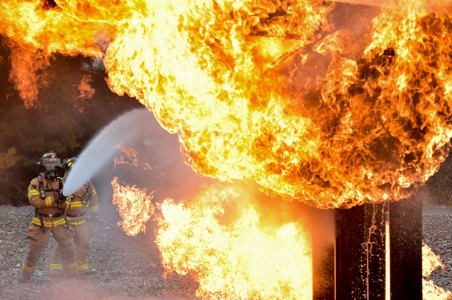 Vigili del fuoco che domano un incendio