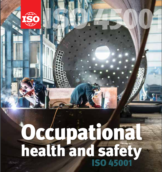 Testo copertina documenti ISO 45001 che mostra due saldatori che svolgono la propria funzione.