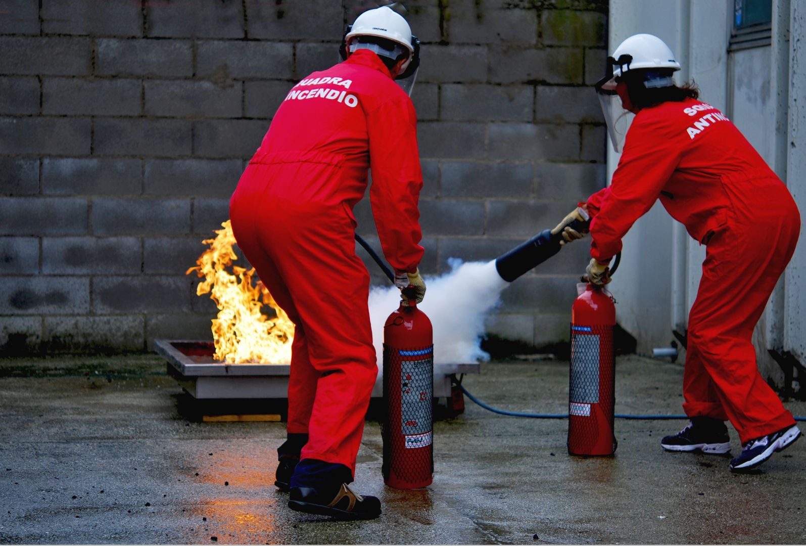 Estinzione di un braciere durante l'addestramento sulla Prevenzione Incendi