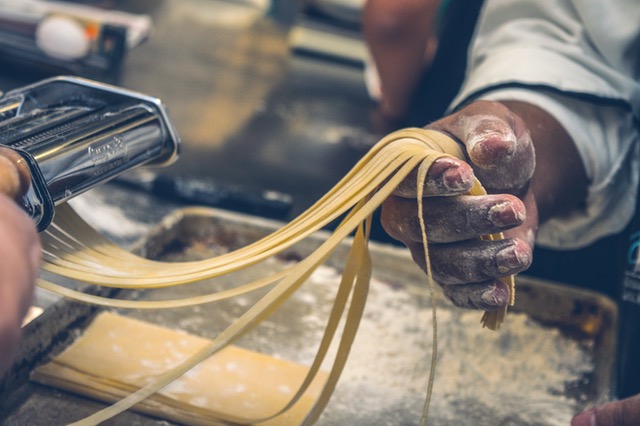 Cuochi che lavorano la pasta fresca.