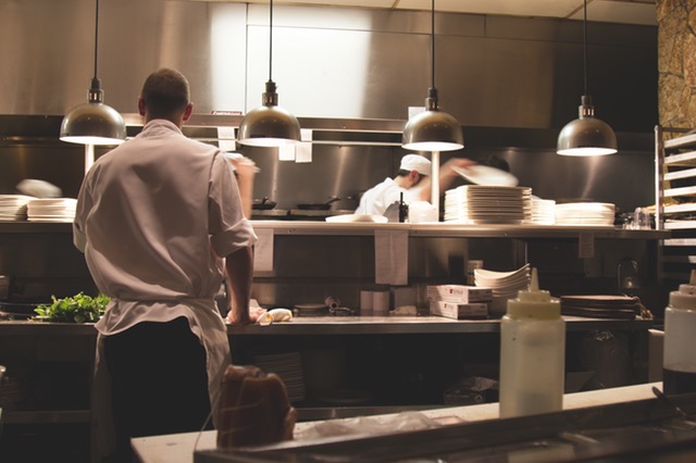 Cuochi che lavorano all'interno di una cucina